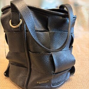 Lia Numa made in Italy Elegant Black Woven Leather Shoulder Bag  Gold Hardware.